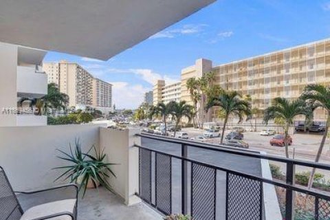 Condo in Hallandale Beach, Florida, 1 bedroom  № 1386249 - photo 13