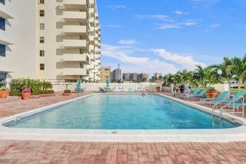 Condo in Hallandale Beach, Florida, 1 bedroom  № 1386249 - photo 17