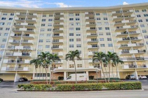 Condo in Hallandale Beach, Florida, 1 bedroom  № 1386249 - photo 15