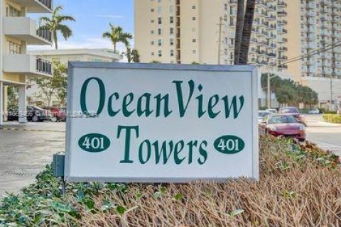 Condo in Hallandale Beach, Florida, 1 bedroom  № 1386249 - photo 16