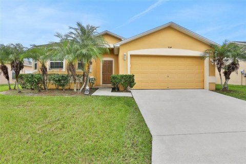 House in Auburndale, Florida 3 bedrooms, 137.77 sq.m. № 1349669 - photo 1