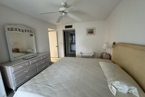 Condo in Palm Springs, Florida, 2 bedrooms  № 1162889 - photo 17