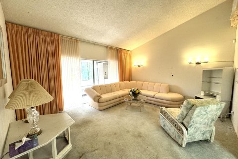 Condo in Palm Springs, Florida, 2 bedrooms  № 1162889 - photo 30