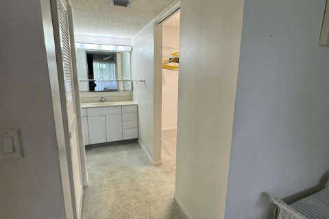 Condo in Palm Springs, Florida, 2 bedrooms  № 1162889 - photo 15