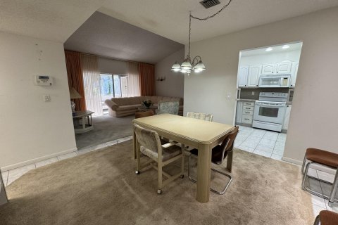 Condo in Palm Springs, Florida, 2 bedrooms  № 1162889 - photo 25