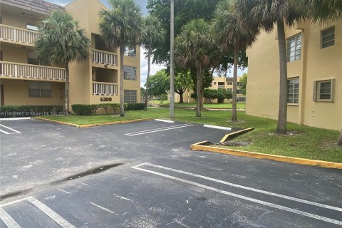 Condominio en venta en Tamarac, Florida, 2 dormitorios, 81.75 m2 № 1310919 - foto 1