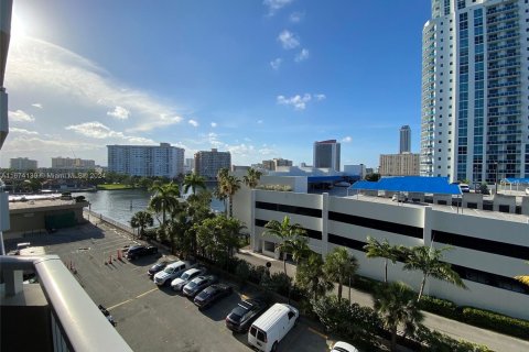 Condo in Hallandale Beach, Florida, 1 bedroom  № 1406004 - photo 23