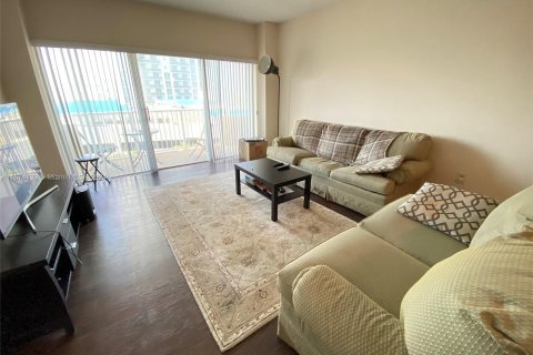 Condo in Hallandale Beach, Florida, 1 bedroom  № 1406004 - photo 11