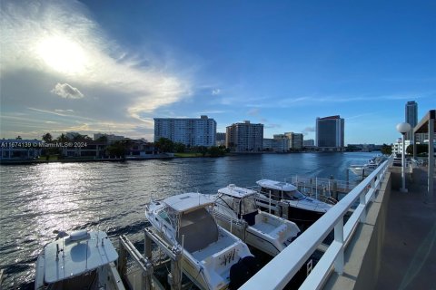 Condo in Hallandale Beach, Florida, 1 bedroom  № 1406004 - photo 24