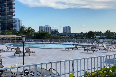 Condo in Hallandale Beach, Florida, 1 bedroom  № 1406004 - photo 26