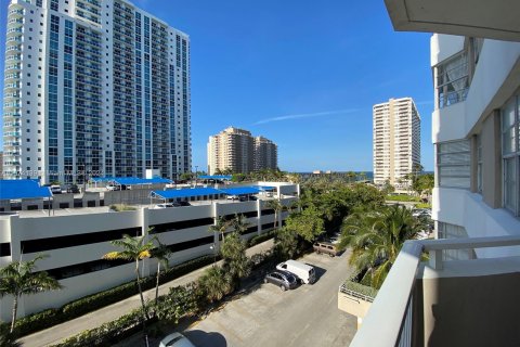 Condo in Hallandale Beach, Florida, 1 bedroom  № 1406004 - photo 21