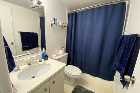 Condo in Hallandale Beach, Florida, 1 bedroom  № 1406004 - photo 15