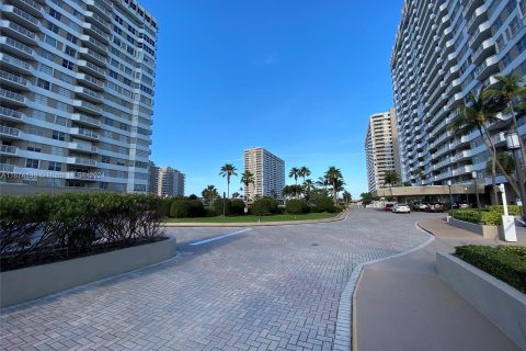 Condo in Hallandale Beach, Florida, 1 bedroom  № 1406004 - photo 3