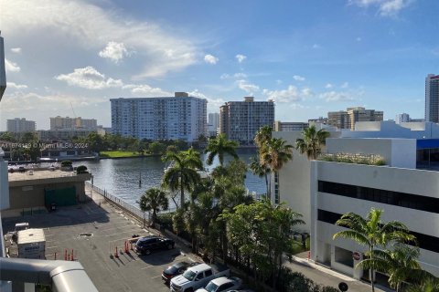 Condo in Hallandale Beach, Florida, 1 bedroom  № 1406004 - photo 20