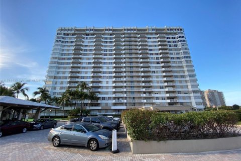 Condo in Hallandale Beach, Florida, 1 bedroom  № 1406004 - photo 2