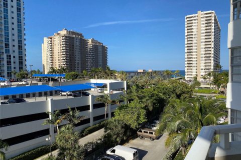 Condo in Hallandale Beach, Florida, 1 bedroom  № 1406004 - photo 19