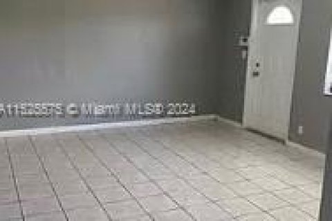 House in Fort Lauderdale, Florida 5 bedrooms, 130.9 sq.m. № 993740 - photo 2