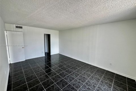 Condominio en venta en North Miami, Florida, 1 dormitorio, 67.17 m2 № 993743 - foto 8