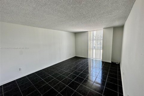 Condominio en venta en North Miami, Florida, 1 dormitorio, 67.17 m2 № 993743 - foto 7