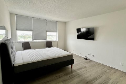 Condominio en venta en North Miami, Florida, 1 dormitorio, 78.6 m2 № 970128 - foto 10