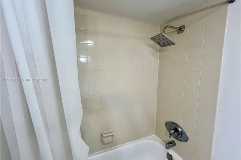 Condo in North Miami, Florida, 1 bedroom  № 970128 - photo 15