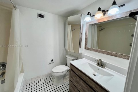 Condo in North Miami, Florida, 1 bedroom  № 970128 - photo 13