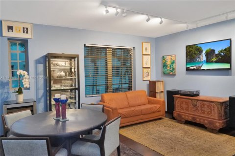 Condo in Miami Beach, Florida, 1 bedroom  № 1327700 - photo 1