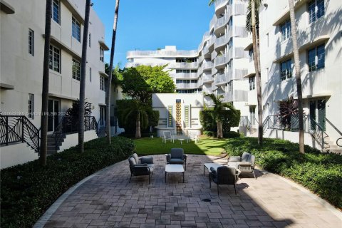 Condo in Miami Beach, Florida, 1 bedroom  № 1327700 - photo 13