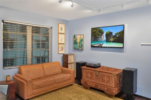 Condo in Miami Beach, Florida, 1 bedroom  № 1327700 - photo 4