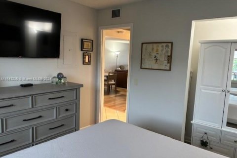 Condo in Pembroke Pines, Florida, 2 bedrooms  № 1327701 - photo 18