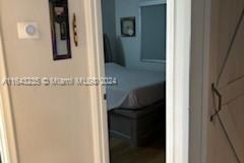 Condo in Pembroke Pines, Florida, 2 bedrooms  № 1327701 - photo 16