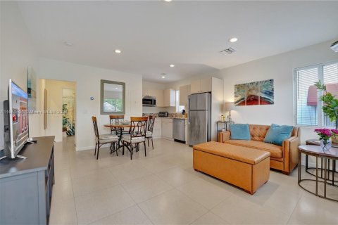 Propiedad comercial en venta en Hollywood, Florida, 157.93 m2 № 1351972 - foto 4