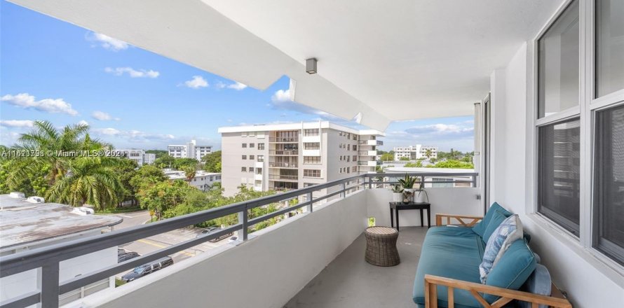 Condominio en Bay Harbor Islands, Florida, 2 dormitorios  № 1233859