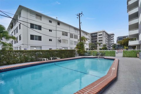 Condo in Bay Harbor Islands, Florida, 2 bedrooms  № 1233859 - photo 18