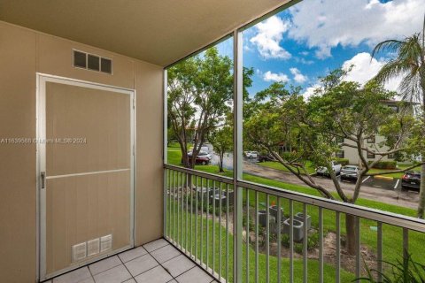 Copropriété à vendre à Pembroke Pines, Floride: 2 chambres, 110.74 m2 № 1315573 - photo 2