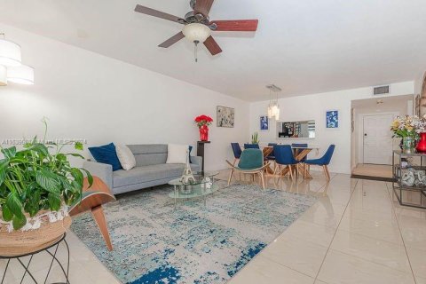 Copropriété à vendre à Pembroke Pines, Floride: 2 chambres, 110.74 m2 № 1315573 - photo 4