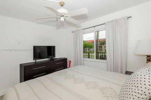 Copropriété à vendre à Pembroke Pines, Floride: 2 chambres, 110.74 m2 № 1315573 - photo 16