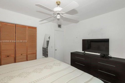 Condo in Pembroke Pines, Florida, 2 bedrooms  № 1315573 - photo 17