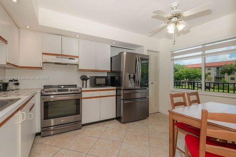 Condo in Pembroke Pines, Florida, 2 bedrooms  № 1315573 - photo 7