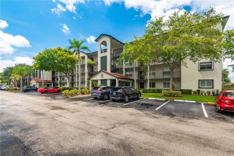 Condo in Pembroke Pines, Florida, 2 bedrooms  № 1315573 - photo 1