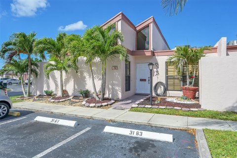 House in Sunrise, Florida 2 bedrooms, 164.81 sq.m. № 1097809 - photo 2