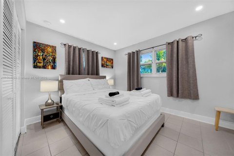 House in Dania Beach, Florida 4 bedrooms, 156.35 sq.m. № 912240 - photo 13