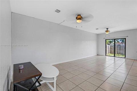 Townhouse in Miami, Florida 3 bedrooms, 161.19 sq.m. № 1207115 - photo 10