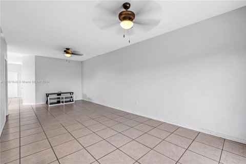 Townhouse in Miami, Florida 3 bedrooms, 161.19 sq.m. № 1207115 - photo 11