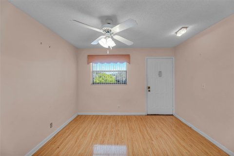 Copropriété à vendre à Tamarac, Floride: 2 chambres, 112.6 m2 № 1005529 - photo 18