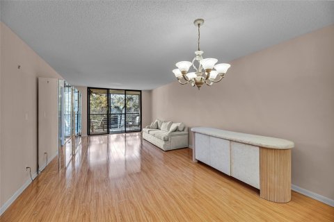 Condo in Tamarac, Florida, 2 bedrooms  № 1005529 - photo 28