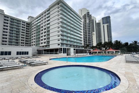 Propiedad comercial en venta en Sunny Isles Beach, Florida № 1231187 - foto 18