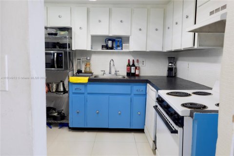 Condo in Miami Beach, Florida, 2 bedrooms  № 1236618 - photo 10