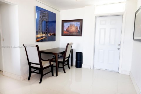 Condo in Miami Beach, Florida, 2 bedrooms  № 1236618 - photo 11