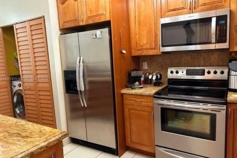 Adosado en venta en Hialeah, Florida, 2 dormitorios, 101.17 m2 № 1404381 - foto 1